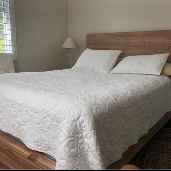 Queen size quilt  blanket throw - Pottery barn - Picture 1 of 1